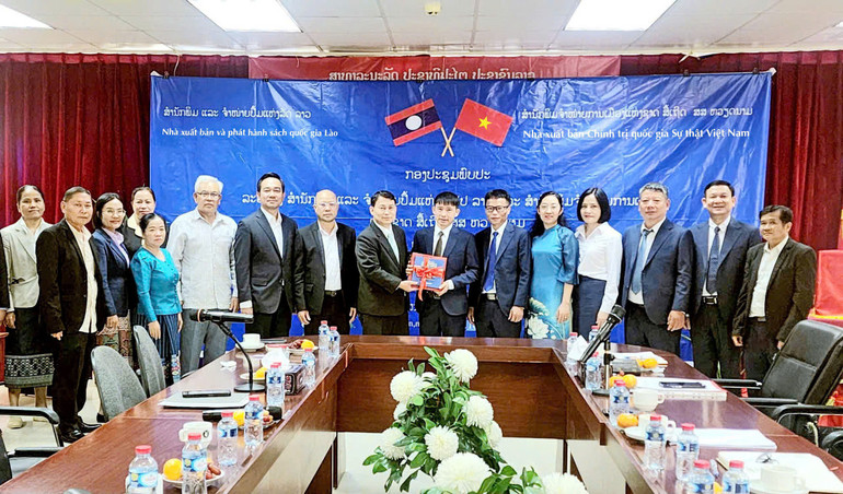 Đồng chí Võ Văn Bé - Phó Giám đốc, Phó Tổng Biên tập Nhà xuất bản Chính trị quốc gia Sự thật trao tặng sách cho Nhà xuất bản và Phát hành sách quốc gia Lào. z7077639121300-d3db0b0544d67a1a574790e69e9a1874.jpg