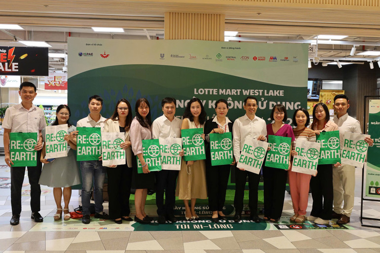 Các đại biểu chụp ảnh tại Lễ phát động. 4ef5cd8ed735606b392414.jpg