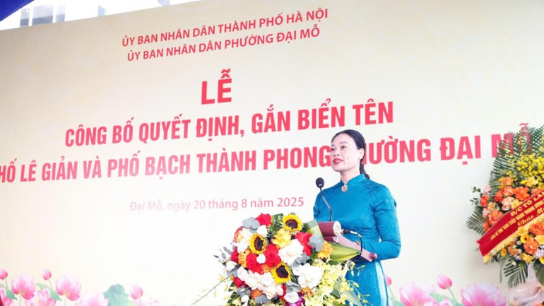 Lãnh đạo Sở Văn hóa và Thể thao Hà Nội phát biểu tại buổi lễ. gd-so-vhtt-bach-lien-huong-793.jpg