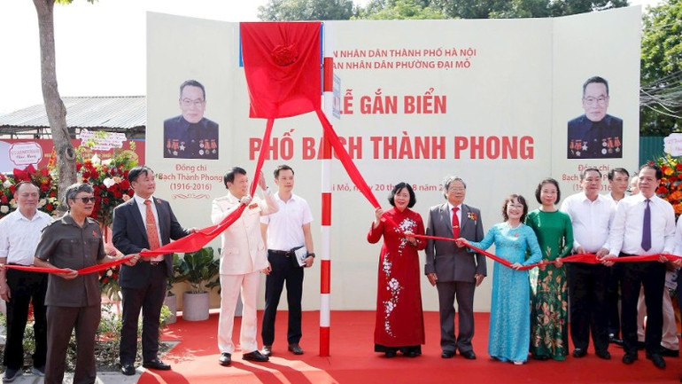 Các đồng chí lãnh đạo Trung ương và Hà Nội thực hiện nghi thức gắn biển tên phố Bạch Thành Phong. pho-bach-thanh-phong-5311.jpg