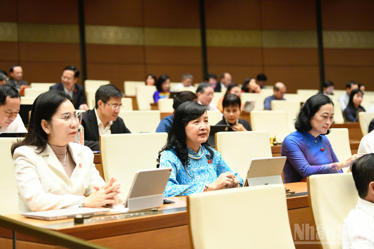 Các đại biểu Quốc hội dự phiên thảo luận về kinh tế-xã hội. (Ảnh: DUY LINH) ndo_br_img-20251029-084706.jpg