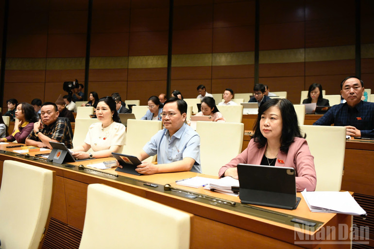 Các đại biểu Quốc hội dự phiên thảo luận ở hội trường sáng 29/10. (Ảnh: DUY LINH) ndo_br_img-20251029-084708.jpg