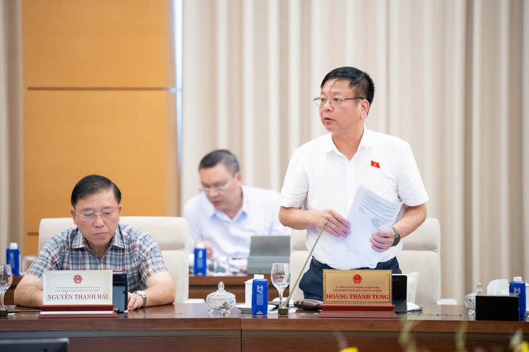 Phó Chủ nhiệm Ủy ban Pháp luật và Tư pháp Nguyễn Trường Giang phát biểu ý kiến. (Ảnh: DUY LINH) 202510131513414210-z711174465710.jpg