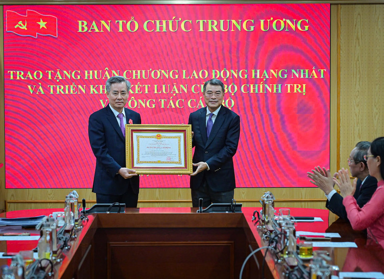 truong-ban-to-chuc-trung-uong-le-minh-hung-trao-huan-chuong-lao-dong-hang-nhat-tang-dong-chi-nguyen-quang-duong.jpg