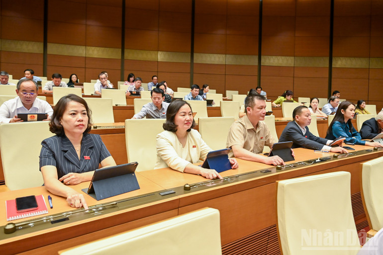 Các đại biểu Quốc hội biểu quyết thông qua Luật Thuế thu nhập doanh nghiệp (sửa đổi). (Ảnh: DUY LINH) ndo_br_bieu-quyet-luat-thue-thu-nhap-doanh-nghiep-3.jpg