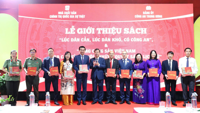 Nhà xuất bản Chính trị quốc gia Sự thật trao tặng 2 cuốn sách cho các đồng chí lãnh đạo Đảng, Nhà nước, các ban, bộ, ngành Trung ương và một số đơn vị trực thuộc Bộ Công an. z6953613407657-1ae10bfb841ad6e16d4446b19c81d6de.jpg