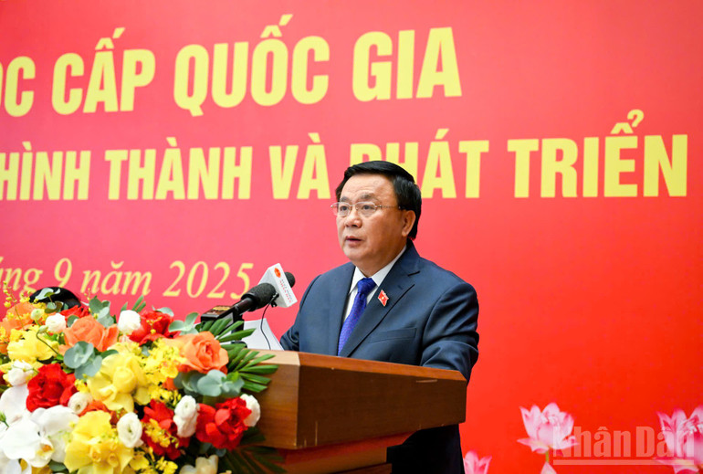 Đồng chí Nguyễn Xuân Thắng, Ủy viên Bộ Chính trị, Giám đốc Học viện Chính trị quốc gia Hồ Chí Minh, Chủ tịch Hội đồng Lý luận Trung ương phát biểu đề dẫn hội thảo. (Ảnh: DUY LINH) ndo_br_z6993134766295-d906a22822fabe3d4db1540ae213112d.jpg