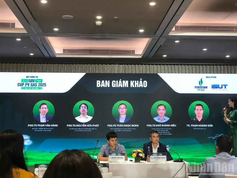 Ban giám khảo của cuộc thi gồm các chuyên gia, giảng viên và nhà nghiên cứu uy tín đến từ những trường đại học và viện nghiên cứu hàng đầu trên cả nước. ndo_br_z6991902739762-b7048bec3273ab5b75c71fa8b8dbf7cb.jpg
