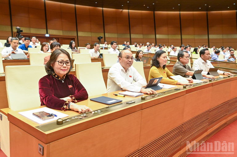 Đại biểu Quốc hội biểu quyết thông qua Nghị quyết về việc sắp xếp đơn vị hành chính cấp tỉnh năm 2025. (Ảnh: DUY LINH) ndo_br_bieu-quyet-sat-nhap-2-1.jpg