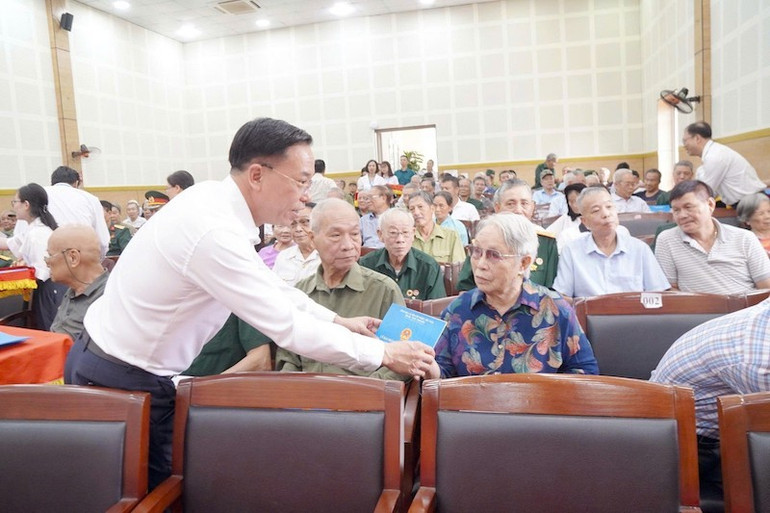 Bí thư Đảng ủy phường Long Biên trao quà cho người có công, gia đình chính sách. zalo-451228778293672.jpg