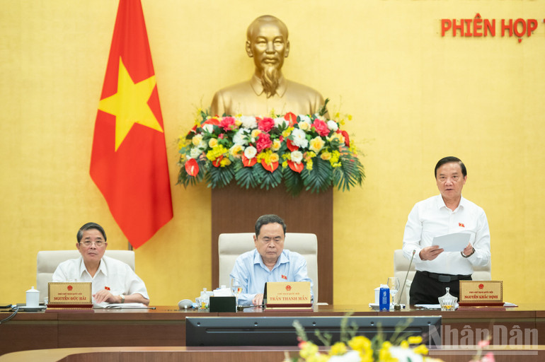 Phó Chủ tịch Quốc hội Nguyễn Khắc Định điều hành phiên họp chiều 15/10. (Ảnh: DUY LINH) ndo_br_z61-5024-pctqh-nguyen-khac-dinh.jpg