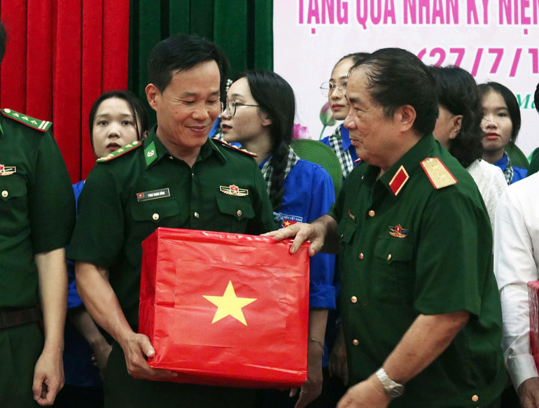 Bước chân các thành viên "Mãi mãi tuổi 20" đã in dấu hầu hết khắp mọi miền Tổ quốc với nhiều hoạt động tri ân, nghĩa tình, đền ơn đáp nghĩa hiệu quả, thiết thực. z6845341884154-8d0541a60bbd7934858efe85916d3d3c.jpg