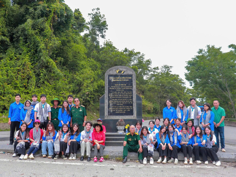 Câu lạc bộ "Mãi mãi tuổi 20" đã không ngừng "truyền lửa" cho thế hệ trẻ thông qua việc tổ chức các chuyến đi về nguồn, lắng nghe nhân chứng lịch sử cho Đoàn thanh niên các trường đại học, giúp các em sinh viên có cơ hội trải nghiệm thực tế, từ đó hun đúc thêm tình yêu quê hương, đất nước. z6845341896473-6f2975c2731e8da91bfc8e3d770816b2.jpg