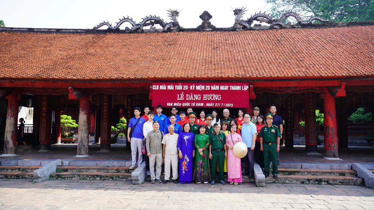Các thành viên Câu lạc bộ "Mãi mãi tuổi 20" chụp ảnh lưu niệm tại Lễ dâng hương, báo công. z6845342242479-ddb65f23e9025f6e1e330ee25af90337.jpg