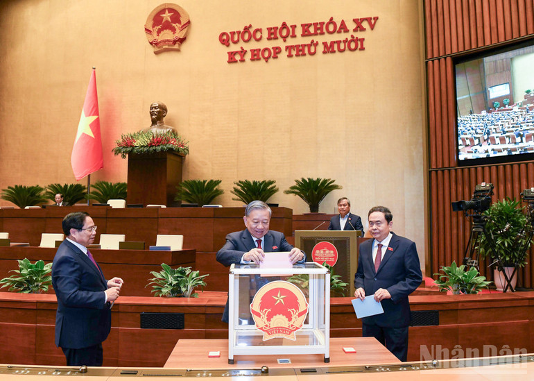 O Secretário-Geral To Lam, o Primeiro-Ministro Pham Minh Chinh e o Presidente da Assembleia Nacional Tran Thanh Man votam na reunião de 25 de outubro sobre questões de pessoal na 10ª sessão da 15ª Assembleia Nacional. (Foto: DUY LINH) ndo_br_img-0856.jpg