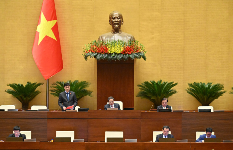 Vice ordförande i nationalförsamlingen, Vu Hong Thanh, ledde mötet. (Foto: DUY LINH) img-1764576892439-1764578531448.jpg