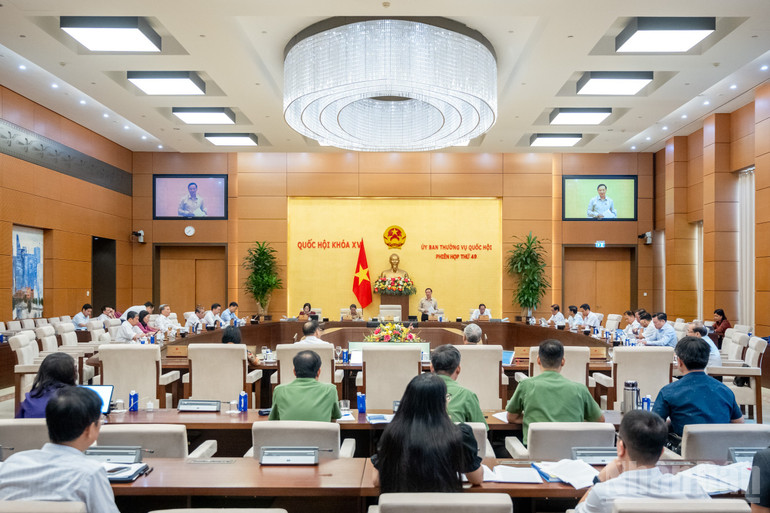 Quang cảnh phiên họp. (Ảnh: DUY LINH) ndo_br_z72-6246-pho-ctqh-nguyen-khac-dinh.jpg