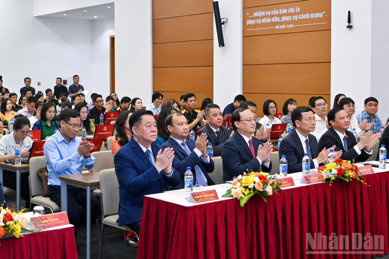 Các đồng chí lãnh đạo Đảng, Nhà nước dự khai trương Trung tâm Báo chí Lễ kỷ niệm 80 năm Quốc khánh. (Ảnh: THỦY NGUYÊN) ndo_br_z6946839876592-7377b0643809072266b60f6edd91b77e.jpg