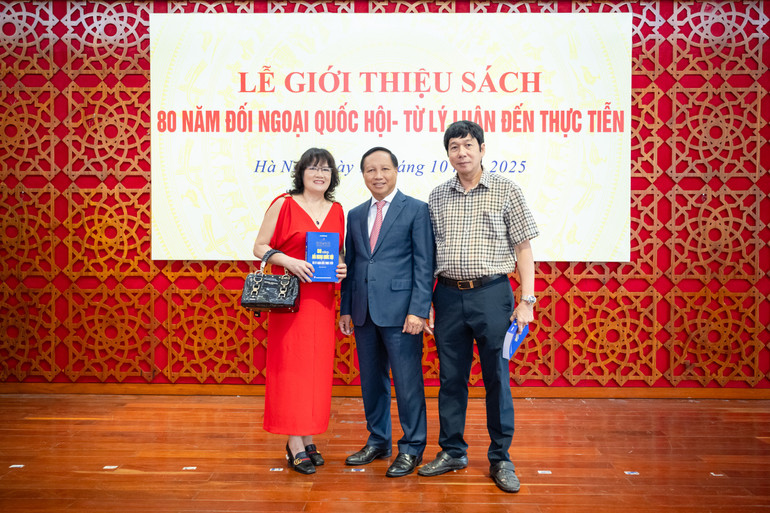 Autor Ngo Duc Manh präsentiert den Delegierten Bücher. (Foto: Pham Thang) z72-0249.jpg