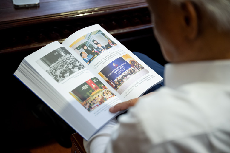 Das Buch ist das erste gründliche Forschungsprodukt, das einen umfassenden und vollständigen Überblick über die Außenpolitik der Nationalversammlung bietet. (Foto: Pham Thang) z72-0257.jpg