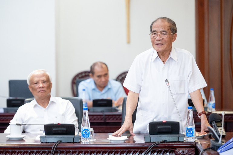 Der ehemalige Vorsitzende der Nationalversammlung, Nguyen Sinh Hung, äußert seine Gedanken zum Buch des Autors Ngo Duc Manh. (Foto: Pham Thang) z61-6726-nguyen-uv-bct-nguyen-ctqh-nguyen-sinh-hung.jpg