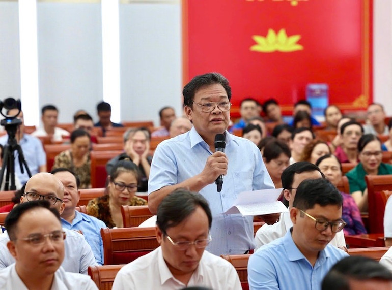 Cử tri phường Hoàng Mai phát biểu ý kiến. cu-tri-1.jpg