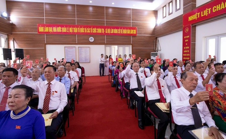 Các đại biểu biểu quyết thông qua chương trình Đại hội. bieu-quyet-1.jpg