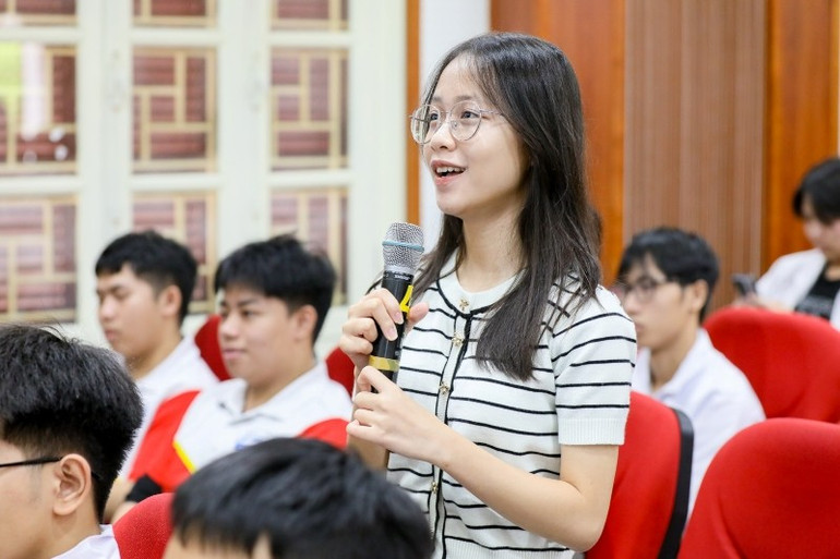 Các sinh viên tham gia ý kiến. toa-dam-4.jpg