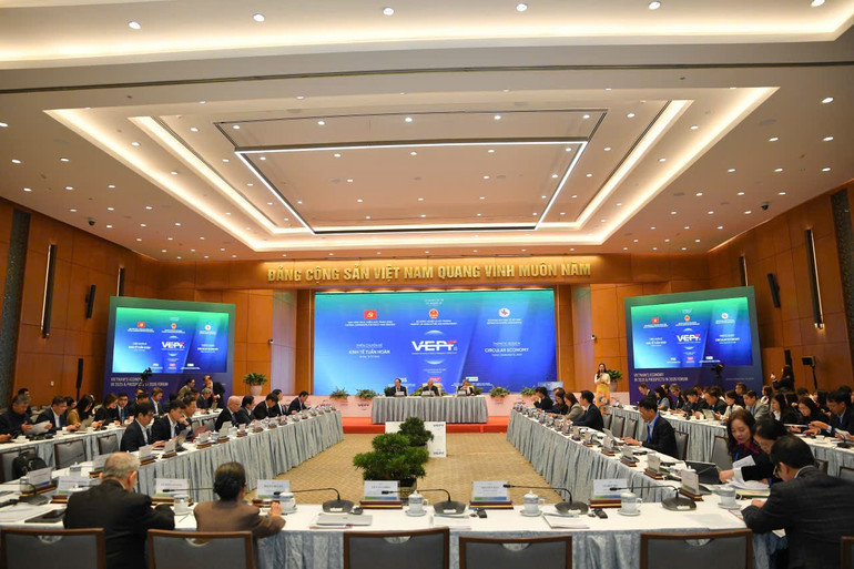 ผู้แทนที่เข้าร่วมการประชุมเชิงหัวข้อครั้งที่ 2 (ภาพ: เดอะ ได) quang-canh-hoi-thao-chuyen-de-kinh-te-tuan-hoan.jpg