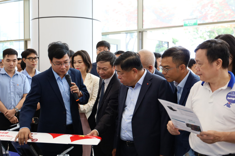 Phó Thủ tướng Nguyễn Chí Dũng tham quan các gian trưng bày tại sự kiện ra mắt 3 Mạng lưới Đổi mới sáng tạo công nghệ chiến lược. pho-thu-tuong-nguyen-chi-dung.jpg