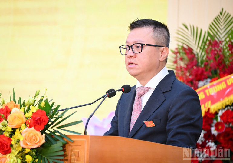 Đồng chí Lê Quốc Minh, Ủy viên Trung ương Đảng, Ủy viên Ban Thường vụ Đảng ủy các cơ quan Đảng Trung ương, Bí thư Đảng ủy, Tổng Biên tập Báo Nhân Dân, Phó Trưởng ban Tuyên giáo và Dân vận Trung ương, Chủ tịch Hội Nhà báo Việt Nam phát biểu tại đại hội. (Ảnh: THÀNH ĐẠT) ndo_br_z6948945686252-a1304535b12af6c9b0f8c08b4c14c571.jpg