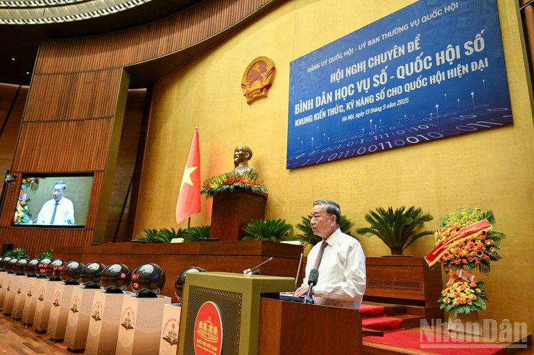 Tổng Bí thư Tô Lâm biểu dương Đảng ủy và lãnh đạo Quốc hội đã chỉ đạo triển khai phong trào “Bình dân học vụ số – Quốc hội số” một cách bài bản, khoa học, hiệu quả và sát với nhu cầu thực tiễn của từng đơn vị. (Ảnh: DUY LINH) ndo_br_z7007659488171-64fadd1ad5963f410835dcf85fc5fbad.jpg
