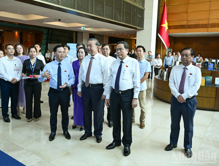 Trước khi bắt đầu Hội nghị, Tổng Bí thư Tô Lâm, Chủ tịch Quốc hội Trần Thanh Mẫn cùng lãnh đạo, nguyên lãnh đạo Đảng, Nhà nước, các đại biểu đã tham quan khu trưng bày tại hành lang và sảnh phòng họp Diên Hồng về kết quả chuyển đổi số của Quốc hội. (Ảnh: DUY LINH) ndo_br_z7007495142477-3aeab228d29801c512db173a67a8316e.jpg