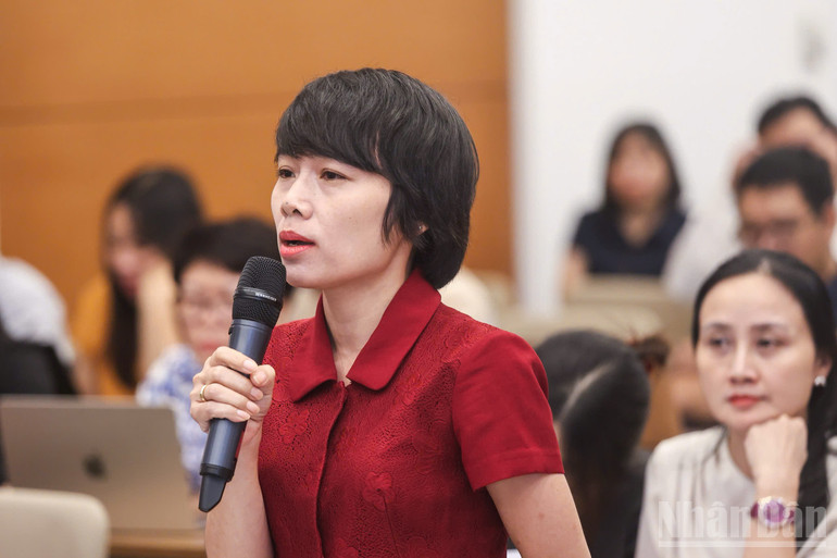 Reportéři kladou otázky na tiskové konferenci. (Foto: DUY LINH) ndo_br_fe3124e0b0cb3d9564da.jpg