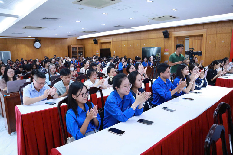 Qua những câu chuyện được các nhân chứng lịch sử chia sẻ tại tọa đàm, thế hệ trẻ hôm nay được hiểu thêm về một thời hoa lửa gian khổ mà đầy hào hùng của cha ông. z7007220082145-5390977456db43d291476b5dd79a62cb.jpg