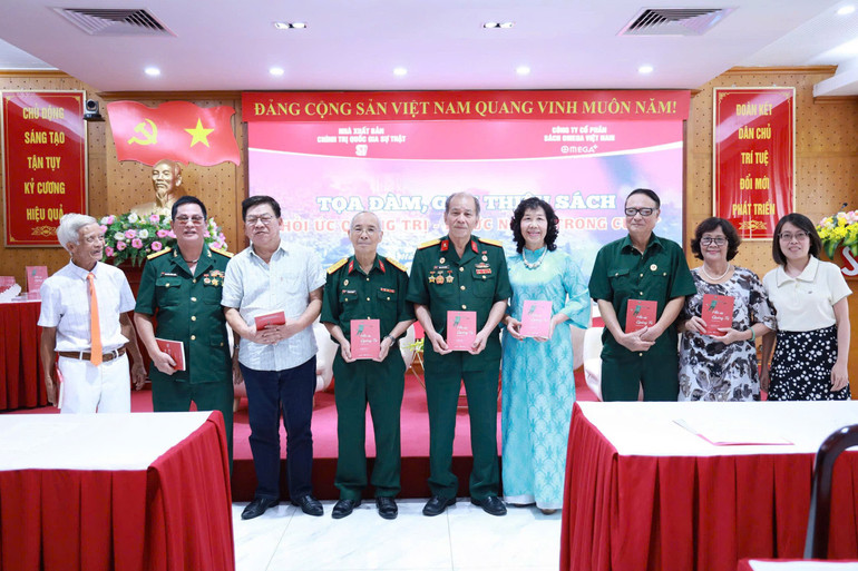 Trao tặng sách "Hồi ức Quảng Trị" cho các nhân chứng lịch sử và đại biểu dự tọa đàm. z7007220077615-2080767ad4f6a99ac0c01ebe7aa41a47.jpg