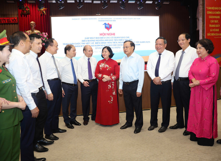 Bí thư Thành ủy Hà Nội Bùi Thị Minh Hoài trò chuyện cùng với các đại biểu. bt1.jpg