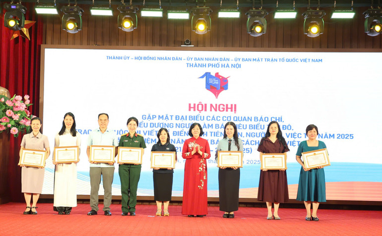 Lãnh đạo Thành ủy Hà Nội tặng Bằng khen cho các tập thể có thành tích xuất sắc, trong đó có Báo Nhân Dân. bt2.jpg