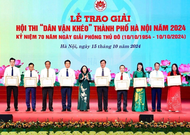 Lãnh đạo Thành ủy Hà Nội tặng bằng khen cho các tập thể, cá nhân thực hiện tốt Hội thi Dân vận khéo thành phố Hà Nội 2024. dan-van-kheo1.jpg