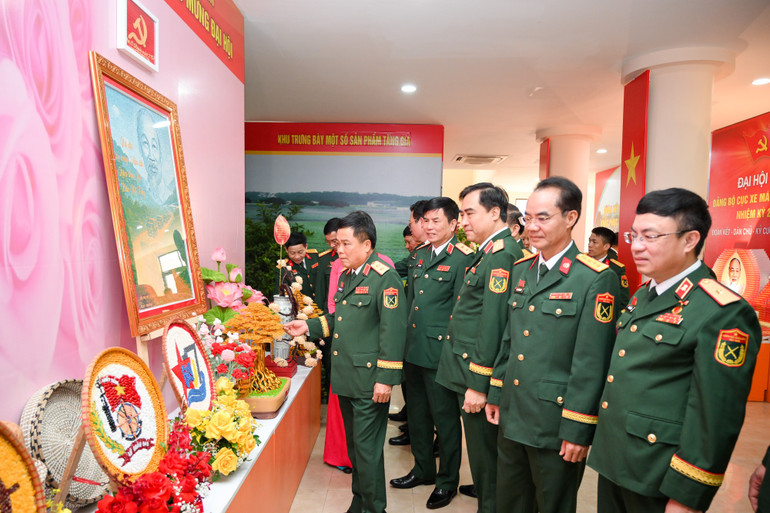 Các đại biểu tham quan gian trưng bày chào mừng Đại hội. (Ảnh: THẾ ĐẠI) dai-hoi-dang-bo-cuc-xe-may-van-tai-9690.jpg