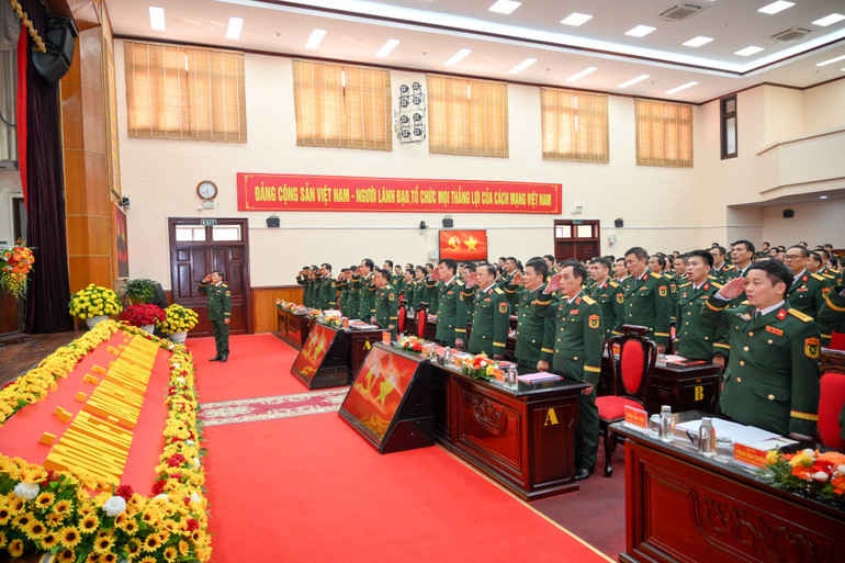 Các đại biểu thực hiện nghi lễ chào cờ. (Ảnh: THẾ ĐẠI) cac-dai-bieu-lam-le-chao-co-tai-dai-hoi.jpg