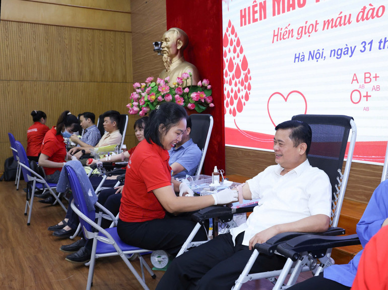 Đồng chí Thái Thanh Quý cùng các đoàn viên thanh niên tham gia hiến máu. dong-pham-dai-duong-va-cac-doan-vien-thanh-nien-tham-gia-hien-mau.jpg