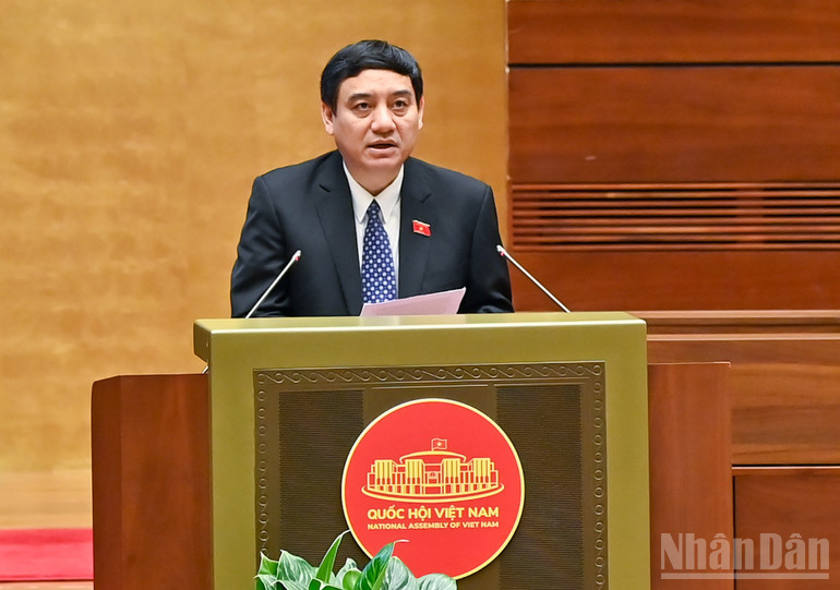 Chủ nhiệm Ủy ban Văn hóa và Xã hội Nguyễn Đắc Vinh báo cáo tiếp thu, giải trình, chỉnh lý dự thảo Luật trước khi Quốc hội bấm nút thông qua. (Ảnh: DUY LINH) ndo_br_chu-nhiem-nguyen-dac-vinh.jpg
