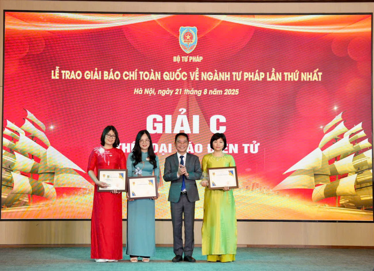 Nhóm tác giả Báo Nhân Dân đoạt giải C với loạt 3 bài: “Chuyển đổi số - Động lực đổi mới, phát triển ngành tư pháp”. z6928901190237-927520ec7bd88371a9022d9e94527f4e.jpg