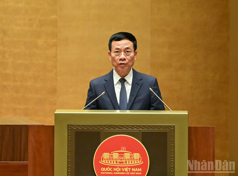 Ministr vědy a technologií Nguyen Manh Hung předkládá zprávu o přijetí, vysvětlení a revizi návrhu zákona před hlasováním Národního shromáždění. (Foto: DUY LINH) ndo_br_bt-nguyen-manh-hung-1.jpg