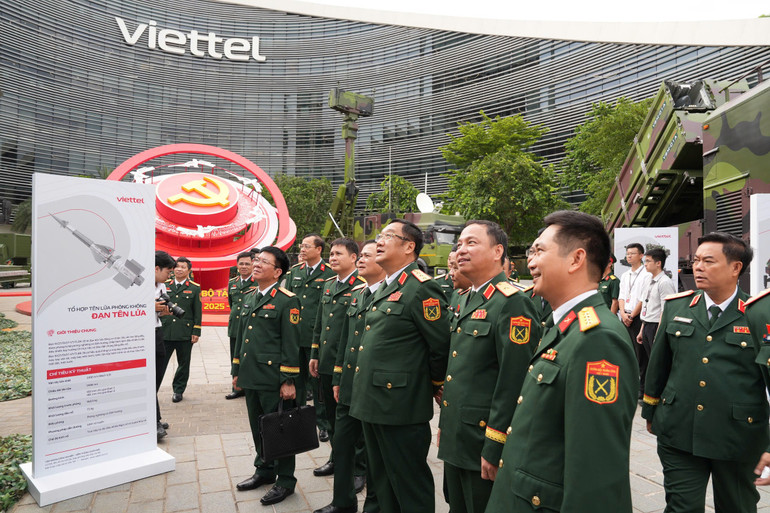 Các đại biểu tham quan trưng bày một số sản phẩm khí tài quân sự chiến lược tại Đại hội ngày 5/8. thu-truong-tham-quan-khi-tai-viettel-tai-dai-hoi.jpg