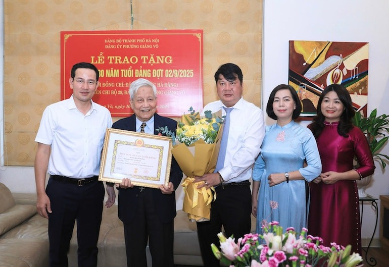 Lãnh đạo phường Giảng Võ tặng hoa chúc mừng nhà báo lão thành Hà Đăng. giang-vo4.jpg