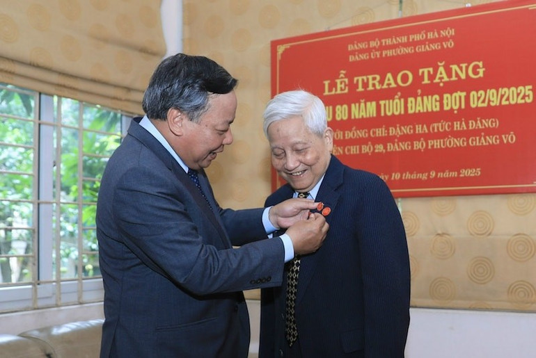 Phó Bí thư Thường trực Thành ủy Hà Nội Nguyễn Văn Phong gắn Huy hiệu 80 năm tuổi Đảng cho đồng chí Hà Đăng. giang-vo1.jpg