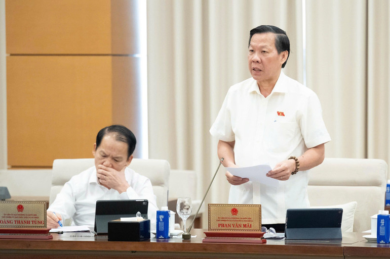 Chủ nhiệm Ủy ban Kinh tế và Tài chính Phan Văn Mãi trình bày báo cáo thẩm tra. (Ảnh: DUY LINH) 202510170933022533-z712518979876.jpg