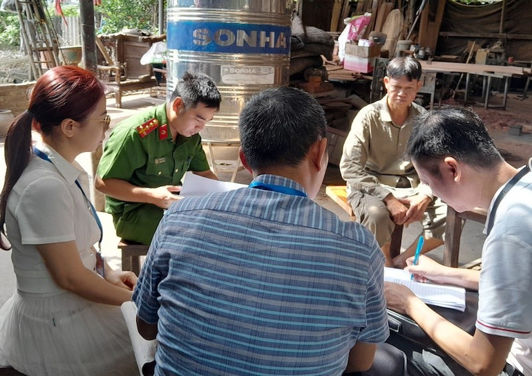 Đoàn kiểm tra liên ngành làm với một trường hợp làm xưởng sản xuất gỗ trên địa bàn. 20251021-103850.jpg